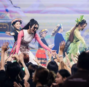 Emotional Performances and High Energy: My Linh and Luu Huong Giang Shine at Tet Dep - image 4