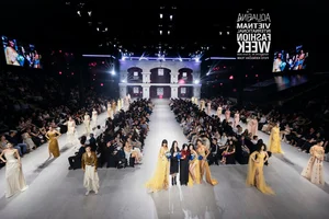 Japanese Child Model Mokuren Shines as First Face in Thao Nguyen Fashion Show - image 4