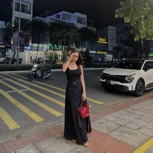 Nhat Le's Unfiltered Beauty: Comparing Facebook Photos to Reality - image 1