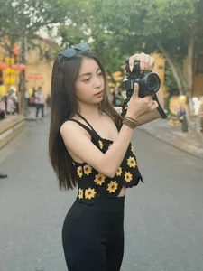 Nhat Le's Unfiltered Beauty: Comparing Facebook Photos to Reality - image 2