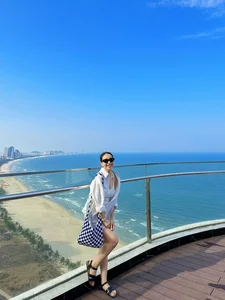 Nhat Le's Unfiltered Beauty: Comparing Facebook Photos to Reality - image 3