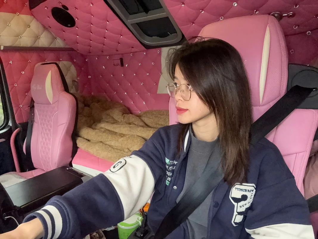 Breaking Barriers: The Rise of Female Drivers Conquering 30-Ton Heavy Trucks
