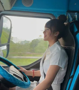 Breaking Barriers: The Rise of Female Drivers Conquering 30-Ton Heavy Trucks - image 6