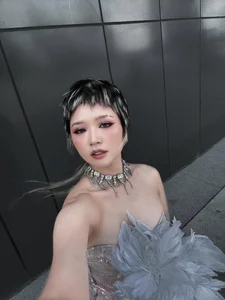 Enchanting Beauty and Style: Suni Ha Linh and Chi Pu’s Glamorous Fashion Photoshoot - Elegant V-Pop Star Inspiration - image 7
