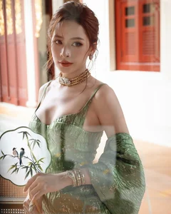 Enchanting Beauty and Style: Suni Ha Linh and Chi Pu’s Glamorous Fashion Photoshoot - Elegant V-Pop Star Inspiration - image 6