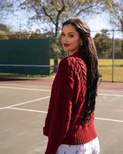 Stunning Tennis Coach Turns Heads at Australian Open with Bold Style and Presence - image 7