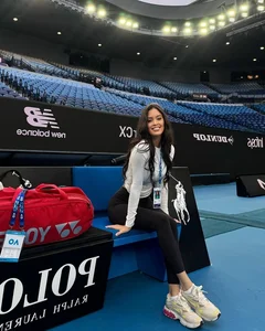 Stunning Tennis Coach Turns Heads at Australian Open with Bold Style and Presence - image 1
