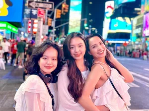 Former Model Thuy Hanh and Her Beautiful Daughters Suli and Suti - image 0