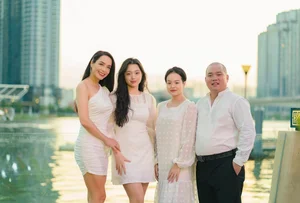 Former Model Thuy Hanh and Her Beautiful Daughters Suli and Suti - image 3