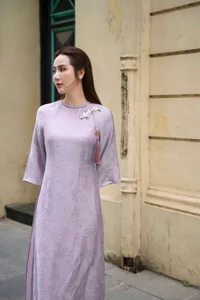 Huyen Lizzie Radiates Elegance in Traditional Ao Dai Street Style - image 7