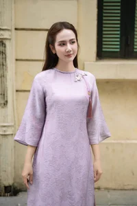 Huyen Lizzie Radiates Elegance in Traditional Ao Dai Street Style - image 4