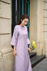 Huyen Lizzie Radiates Elegance in Traditional Ao Dai Street Style - image 1