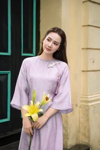 Huyen Lizzie Radiates Elegance in Traditional Ao Dai Street Style - image 8