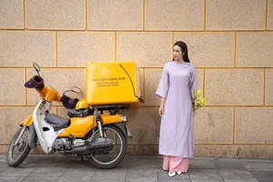 Huyen Lizzie Radiates Elegance in Traditional Ao Dai Street Style - image 3