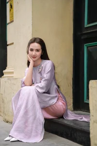 Huyen Lizzie Radiates Elegance in Traditional Ao Dai Street Style - image 2