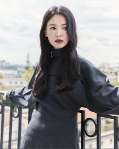 Chau Bui and Quynh Anh Shyn Meet Song Hye Kyo in a High-Fashion Italian Encounter - image 3