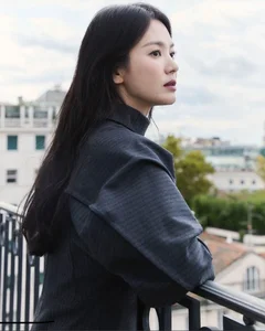 Chau Bui and Quynh Anh Shyn Meet Song Hye Kyo in a High-Fashion Italian Encounter - image 9