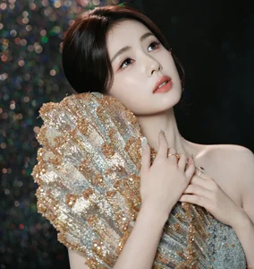Stunning Bai Lu Visuals: The Chinese Drama Star Radiates Elegance and Glamour at Her Latest High-Profile Fashion Event Appearance - image 7