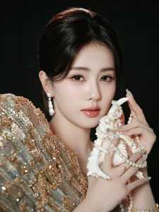 Stunning Bai Lu Visuals: The Chinese Drama Star Radiates Elegance and Glamour at Her Latest High-Profile Fashion Event Appearance - image 5