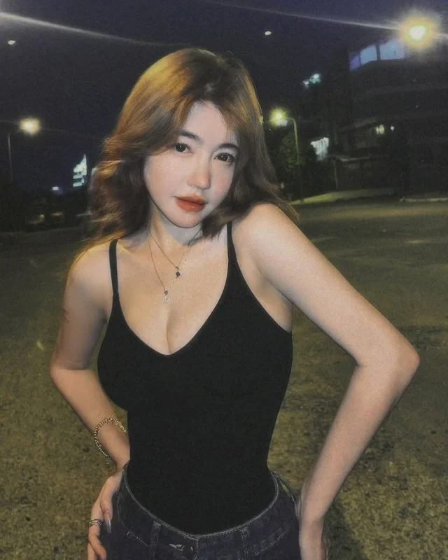 Timeless Elegance: How This Iconic Influencer Dominates Social Media in Her 40s