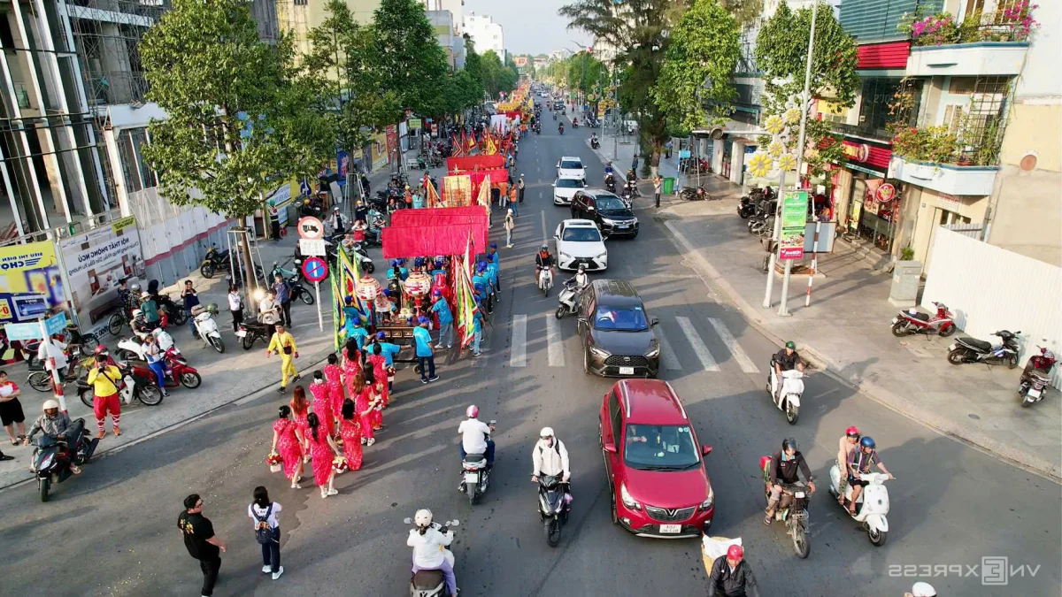Vibrant Street Festivals: God of Wealth and Bao Gong Celebrations in Vietnam