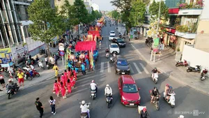 Vibrant Street Festivals: God of Wealth and Bao Gong Celebrations in Vietnam - image 7