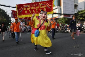 Vibrant Street Festivals: God of Wealth and Bao Gong Celebrations in Vietnam - image 1
