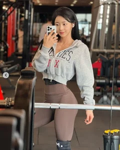 How This Korean Fitness Influencer Achieved the Perfect Peach-Shaped Glutes - image 7