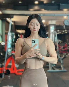 How This Korean Fitness Influencer Achieved the Perfect Peach-Shaped Glutes - image 5