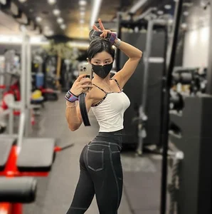 How This Korean Fitness Influencer Achieved the Perfect Peach-Shaped Glutes - image 2
