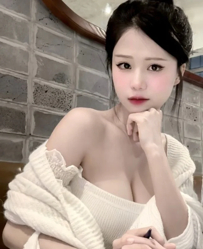 Coser YuGi Kieu Oanh Stuns in Bold Tube Dress Fashion Shoot