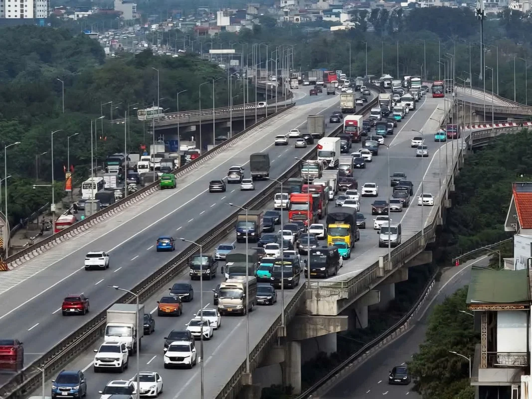 Traveling Smart: How Hanoi Residents Beat the Holiday Traffic Rush
