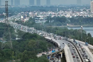 Traveling Smart: How Hanoi Residents Beat the Holiday Traffic Rush - image 8
