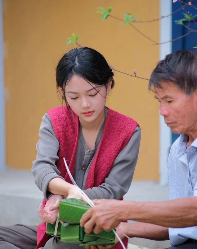 Natural Beauty in Uniform: The Captivating Military Training Photos of a Student from Nghe An