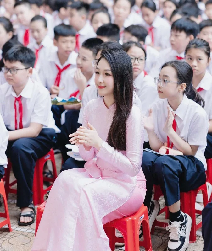 Elegant Vietnamese Teacher Goes Viral for Stunning Ao Dai Look During School Opening Season