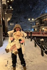 Actor Tran Bao Son Celebrates Heartwarming Birthday with Family and Daughter - image 2