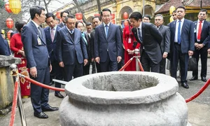 Philippine President Marcos Jr. Experiences Traditional Tet Culture at Thang Long Imperial Citadel - image 7