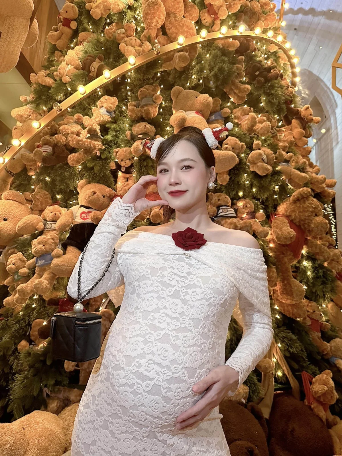 Stunning Christmas Fashion: Vietnamese Celebrities Flaunt Festive and Glamorous Holiday Looks