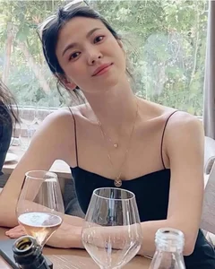 Iconic Korean Beauty - The Unbeatable Grace of a 43-Year-Old Star - image 3
