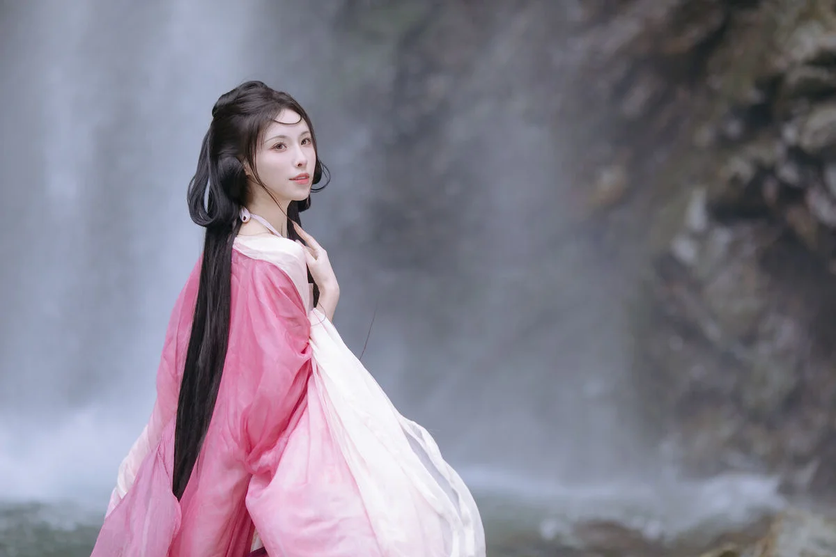 YiTuYu Vol8765 Yi Xiao Zhi Zhi Zhi Zhi Ethereal Pink Hanfu Beauty by the Waterfall