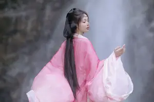 YiTuYu Vol8765 Yi Xiao Zhi Zhi Zhi Zhi Ethereal Pink Hanfu Beauty by the Waterfall - image 16