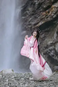 YiTuYu Vol8765 Yi Xiao Zhi Zhi Zhi Zhi Ethereal Pink Hanfu Beauty by the Waterfall - image 15