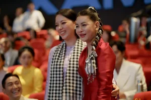 Hung Thuan and Cat Phuong Support the Premiere of the New Song of the South Movie - image 6