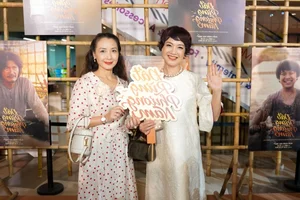 Hung Thuan and Cat Phuong Support the Premiere of the New Song of the South Movie - image 3