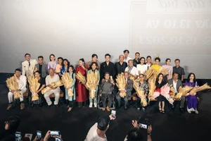 Hung Thuan and Cat Phuong Support the Premiere of the New Song of the South Movie - image 0