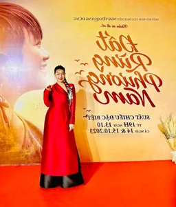 Hung Thuan and Cat Phuong Support the Premiere of the New Song of the South Movie - image 4