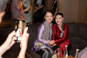 Hung Thuan and Cat Phuong Support the Premiere of the New Song of the South Movie - image 11
