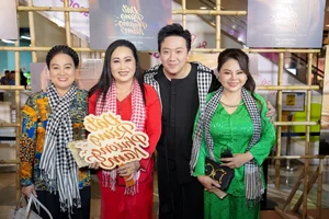 Hung Thuan and Cat Phuong Support the Premiere of the New Song of the South Movie - image 10