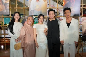 Hung Thuan and Cat Phuong Support the Premiere of the New Song of the South Movie - image 1
