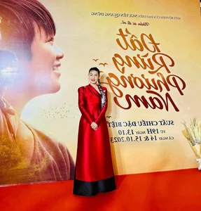 Hung Thuan and Cat Phuong Support the Premiere of the New Song of the South Movie - image 2